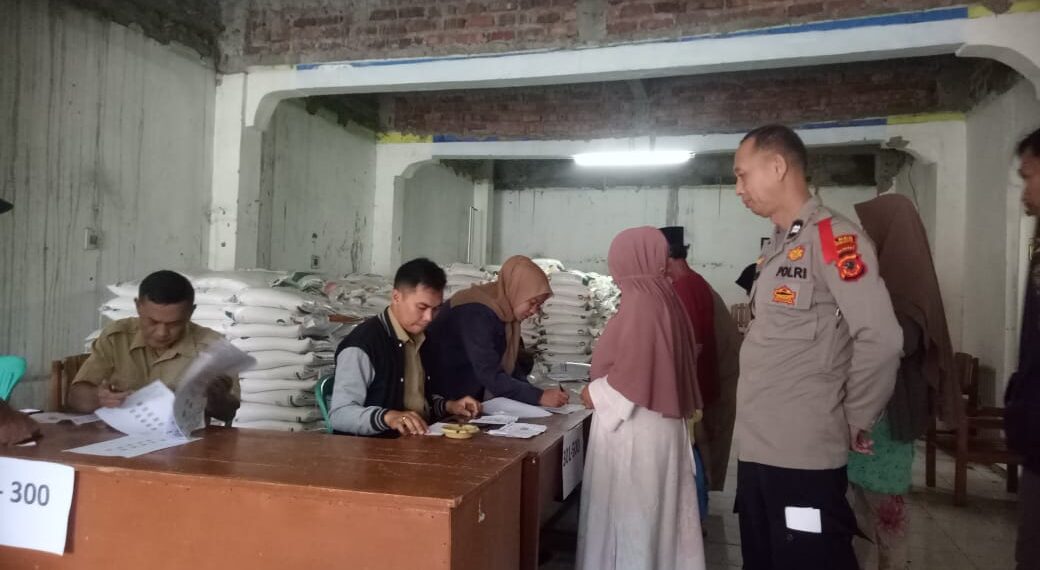 Bhabinkamtibmas Laksanakan Monitoring Pembagian Bansos Beras