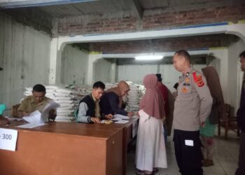 Bhabinkamtibmas Laksanakan Monitoring Pembagian Bansos Beras
