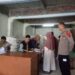 Bhabinkamtibmas Laksanakan Monitoring Pembagian Bansos Beras