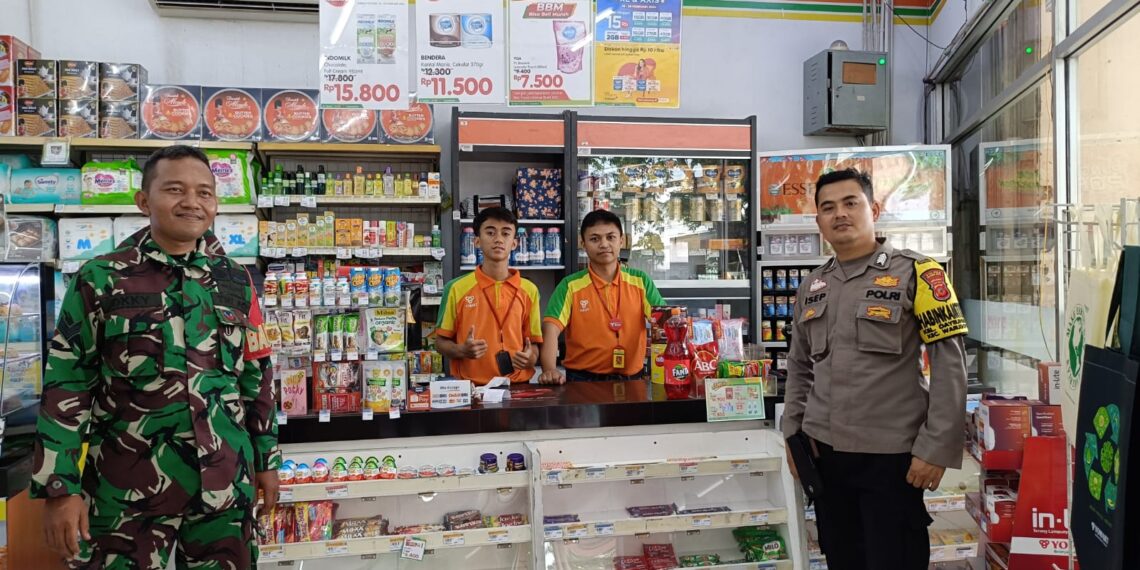 Dalam Upaya Kondusifitas Di Wilayah Bhabinkamtibmas Bersinergi Dengan Babinsa Lakukan Patroli Dialogis