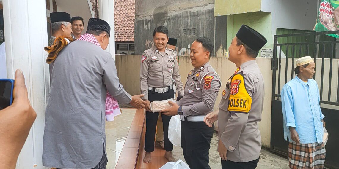 Polri Peduli, Polres Sukabumi Kota Gelar Jum’at Berkah di Kebonpedes