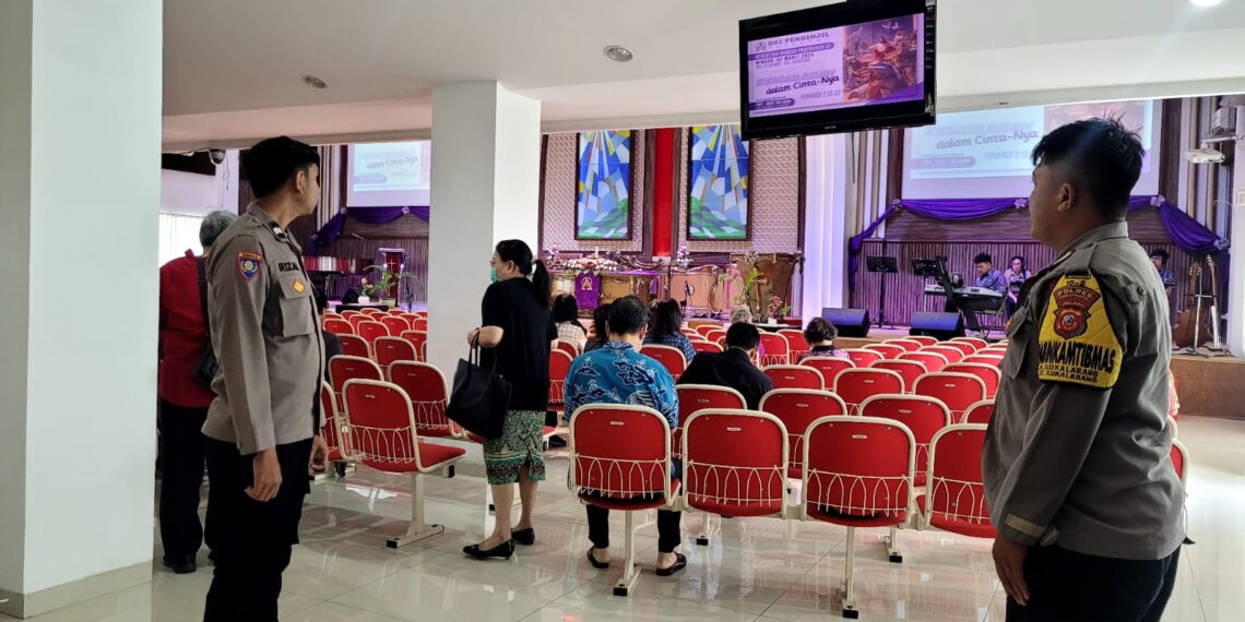 Personil Polsek Sukalarang Laksanakan PAM Ibadah Kebaktian di Gereja, Kristen Indonesia (GKI) Penginjil Kota Sukabumi
