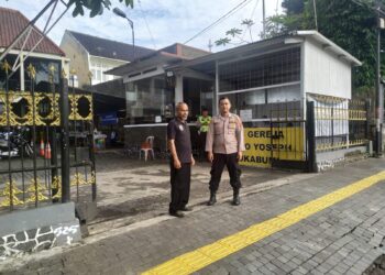 Anggota Polsek Cikole sedang Melaksanakan Giat Patroli dan Kontrol di Gereja Santo Joseph