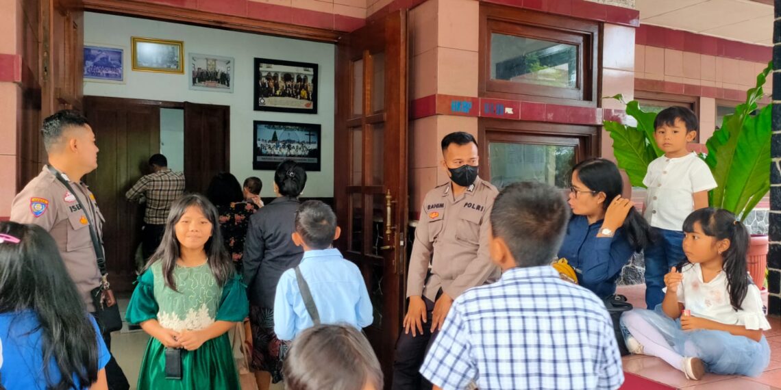 Guna Berikan Rasa Aman dan Nyaman saat Beribada, Anggota Polsek Warudoyong  Rutin Laksanakan Pam Peribadatan Gereja