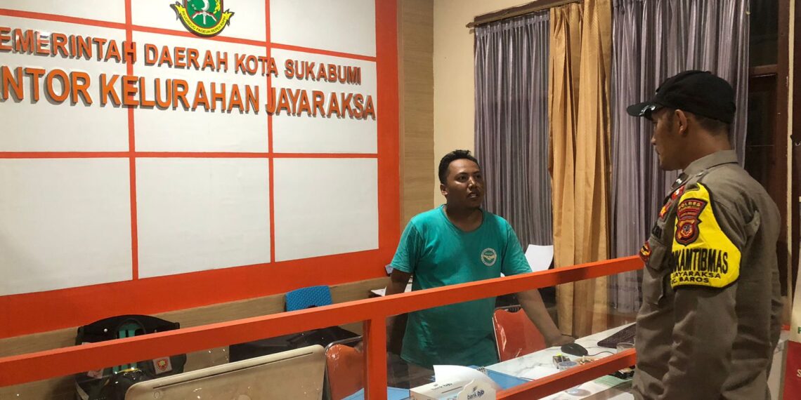 Bhabinkamtibmas Kelurahan Jayaraksa Polsek Baros Sambang Warga Antisipasi Malam Minggu