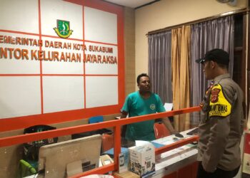 Bhabinkamtibmas Kelurahan Jayaraksa Polsek Baros Sambang Warga Antisipasi Malam Minggu