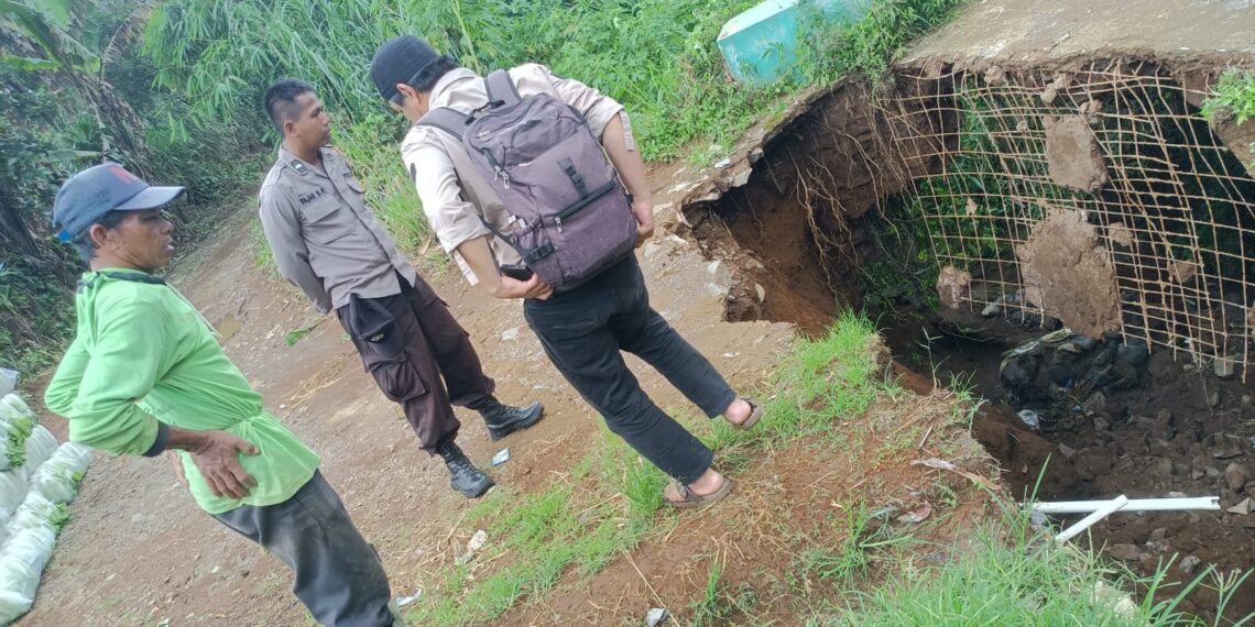 Bhabinkamtibmas Polsek Sukaraja Datangi Lokasi Longsor dan Imbau Masyarakat Agar Waspada