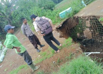 Bhabinkamtibmas Polsek Sukaraja Datangi Lokasi Longsor dan Imbau Masyarakat Agar Waspada