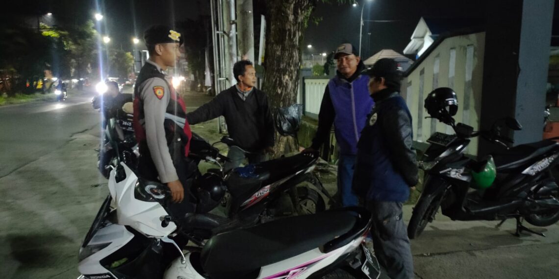 Unit Samapta Polsek Baros Laksanakan Giat Patroli Dialogis Sebagai Antisipasi Gangguan Kamtibmas