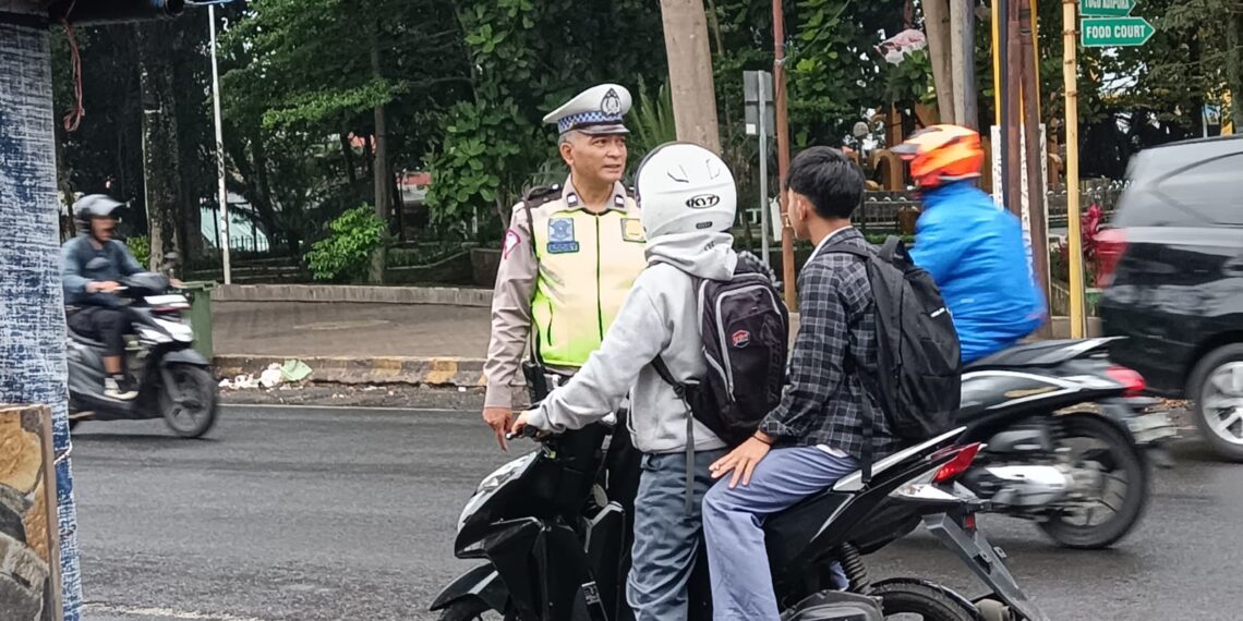 Unit Lalulintas Polsek Cisaat Beri Teguran Kepada Pengendara