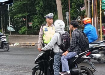 Unit Lalulintas Polsek Cisaat Beri Teguran Kepada Pengendara