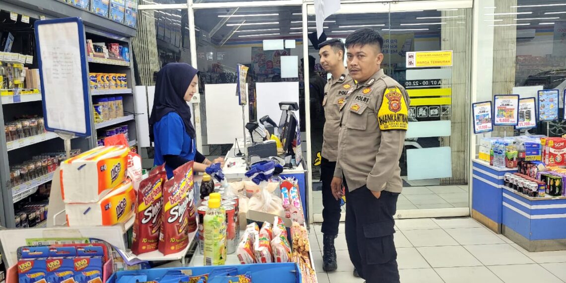 Personil Polsek Sukalarang Giat Patroli Malam Ke Toko Minimarket dan Dialogis dengan Karyawan