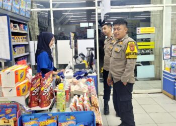Personil Polsek Sukalarang Giat Patroli Malam Ke Toko Minimarket dan Dialogis dengan Karyawan
