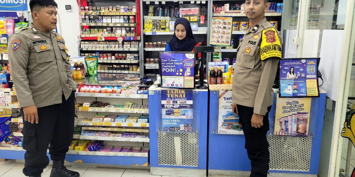 Patroli Rutin di sekitar Toko Minimarket yang Tersebar Demi Ciptakan Rasa Aman kepada Masyarakat