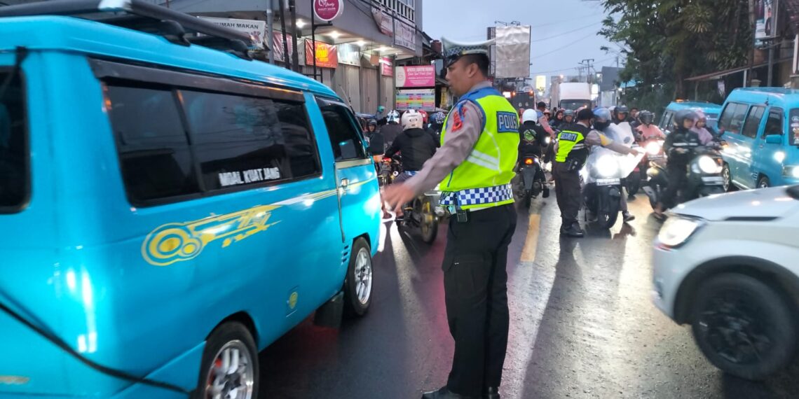 Guna Kelancaran Arus Lalu Lintas Unit Lantas Polsek Sukalarang Rutin Laksanakan Penjagaan Pengaturan (Gatur) Lalu Lintas Pagi Hari