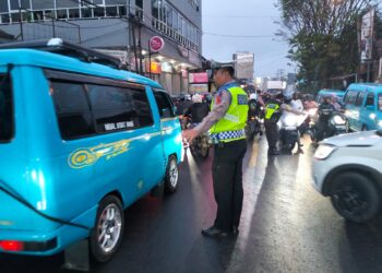 Guna Kelancaran Arus Lalu Lintas Unit Lantas Polsek Sukalarang Rutin Laksanakan Penjagaan Pengaturan (Gatur) Lalu Lintas Pagi Hari