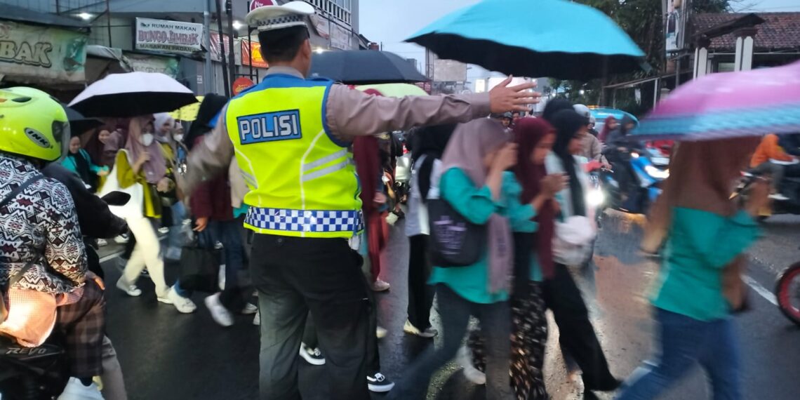 Antisipasi Kemacetan Pagi, Unit Lantas Polsek Sukalarang Laksanakan Gatur Lalin Saat Jam Masuk Karyawan