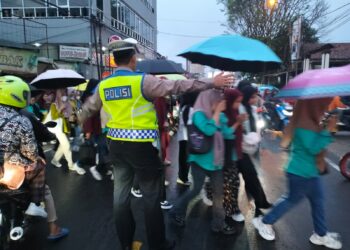 Antisipasi Kemacetan Pagi, Unit Lantas Polsek Sukalarang Laksanakan Gatur Lalin Saat Jam Masuk Karyawan