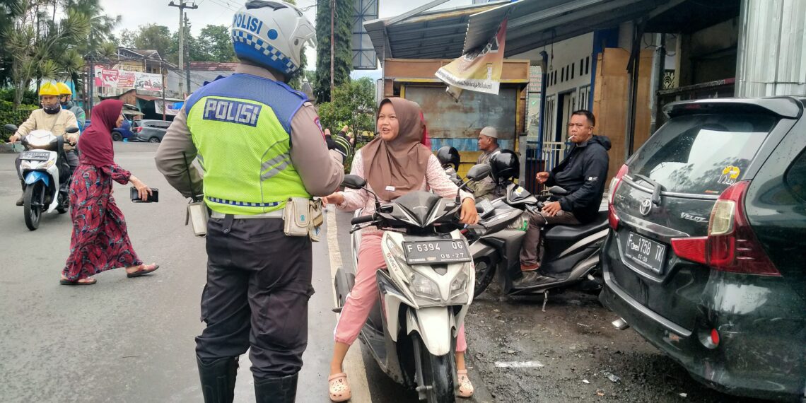 Polsek Sukaraja Berikan Teguran Baik Berupa Surat Teguran maupun Teguran secara Lisan kepada Pelanggar Lalu Lintas