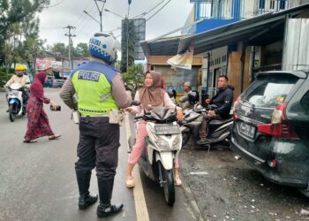 Polsek Sukaraja Berikan Teguran Baik Berupa Surat Teguran maupun Teguran secara Lisan kepada Pelanggar Lalu Lintas