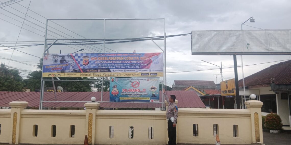 Ps.Panit II Lantas Polsek Baros Laksanakan Pemasangan Spanduk di Wilayah Hukum Polsek Baros