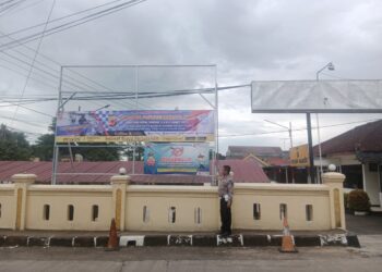 Ps.Panit II Lantas Polsek Baros Laksanakan Pemasangan Spanduk di Wilayah Hukum  Polsek Baros