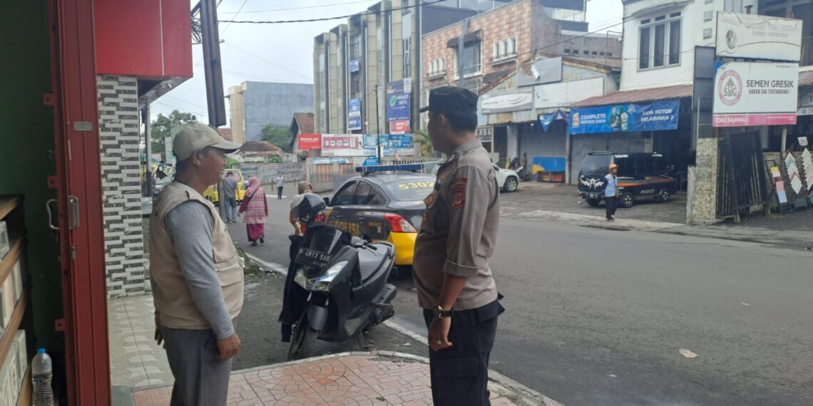 Anggota Piket Polsek Citamiang Sambang Jalin Silaturahmi dan Beri Pesan Kamtibmas kepada Warga