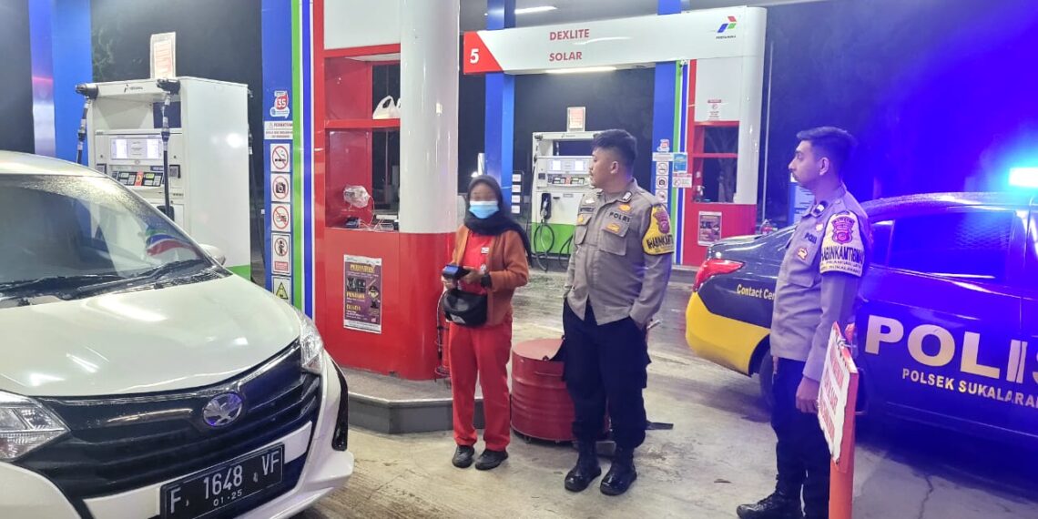 Polisi Polsek Sukalarang Giat Patroli Dialogis Antisipasi Gangguan Kamtibmas Di SPBU