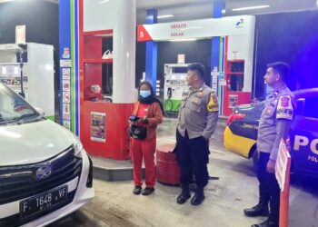Polisi Polsek Sukalarang Giat Patroli Dialogis Antisipasi Gangguan Kamtibmas Di SPBU