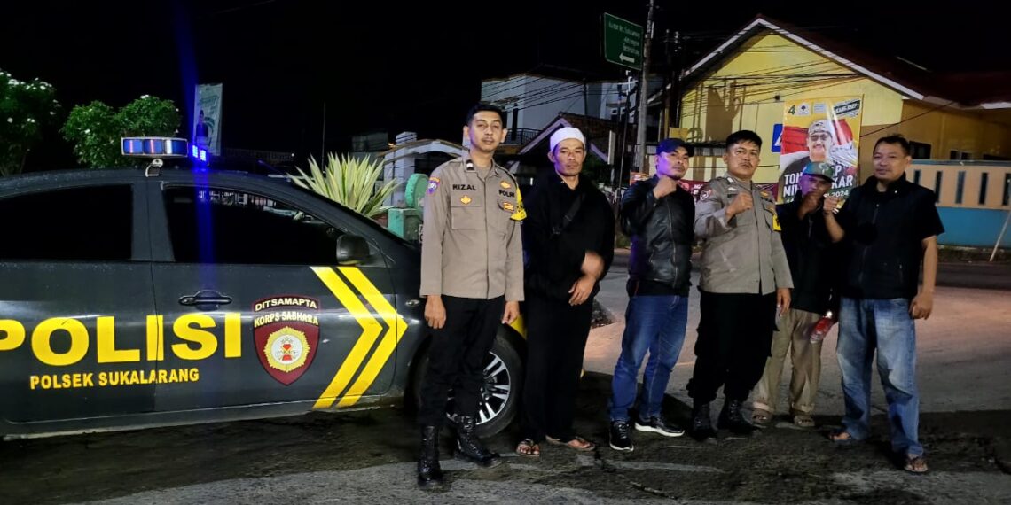 Patroli Dialogis Di Malam Hari Berikan Imbauan Kamtibmas Kepada Masyarakat Di Wilkum Polsek Sukalarang