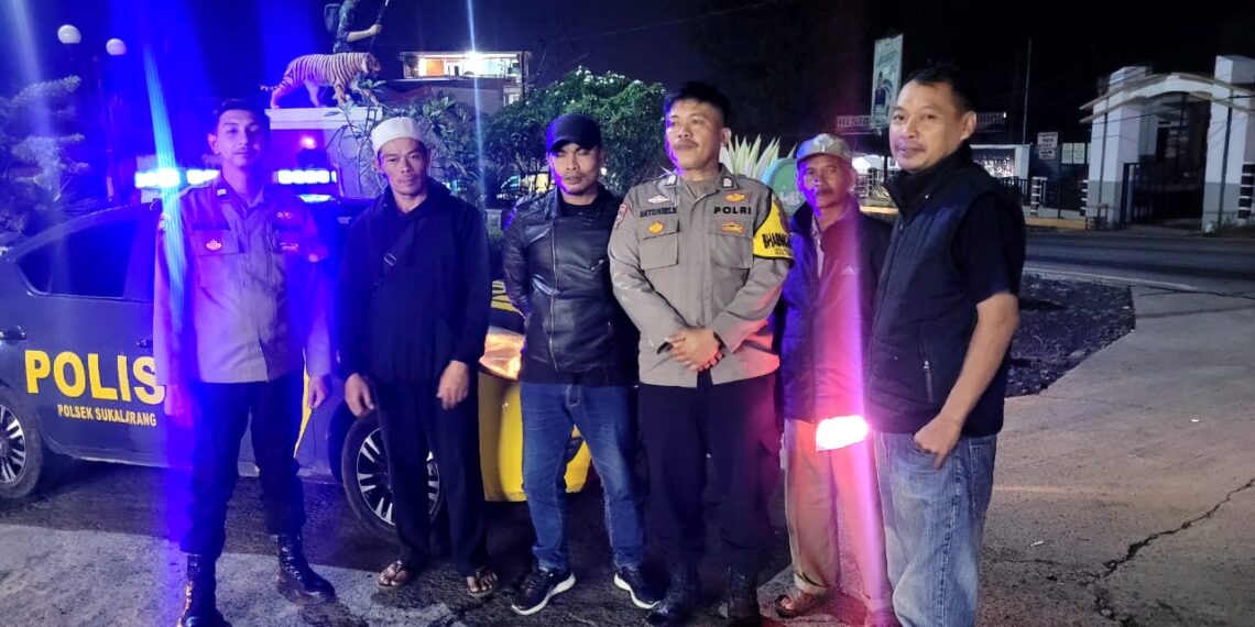 Petugas Mengajak Masyarakat untuk Ikut Berperan Aktif dalam Menciptakan Sitkamtibmas yang Aman dan Kondusif