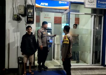 Polsek Sukalarang Patroli  Malam Hari Kontrol ATM BRI Cegah Kejahatan Perbankan