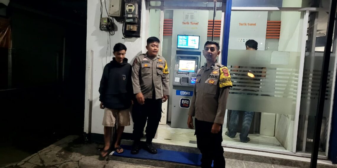 Cegah KejahatanI Perbankan, Personil Polsek Sukalarang Laksanakan Patroli Malam Hari Kontrol ATM BRI