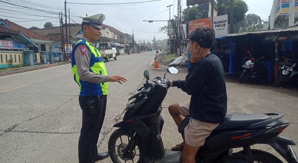 Polisi Berikan Teguran Secara Humanis Kepada Pelanggar Lalulintas Dalam Rangka Ops Keselamatan Lodaya 2024