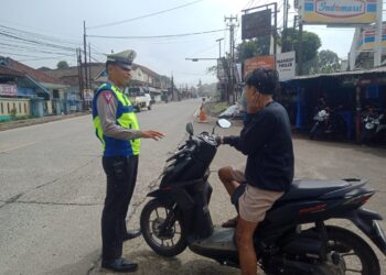Polisi Berikan Teguran Secara Humanis Kepada Pelanggar Lalulintas Dalam Rangka Ops Keselamatan Lodaya 2024