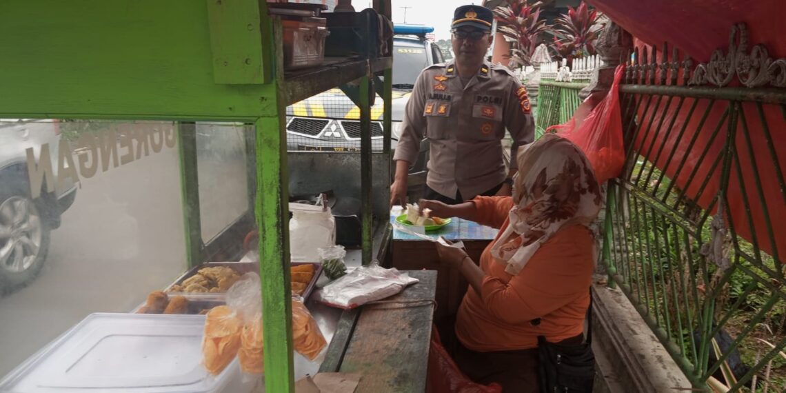 Unit Samapta Polsek Cireunghas Polres Sukabumi Kota Laksanakan Patroli Dialogis Dengan Pedagang Kaki Lima