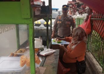 Unit Samapta Polsek Cireunghas Polres Sukabumi Kota Laksanakan Patroli Dialogis Dengan Pedagang Kaki Lima