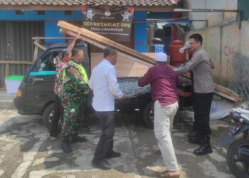 Giat Sinergitas TNI – Polri Bantu Masyarakat Naikkan Bahan Material
