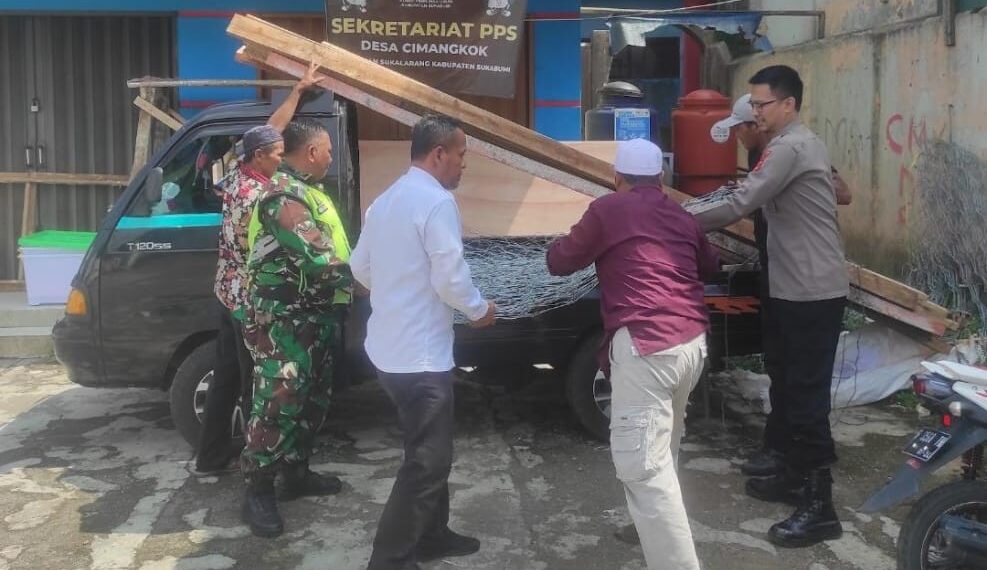 Giat Sinergitas TNI – Polri Bantu Masyarakat Naikkan Bahan Material