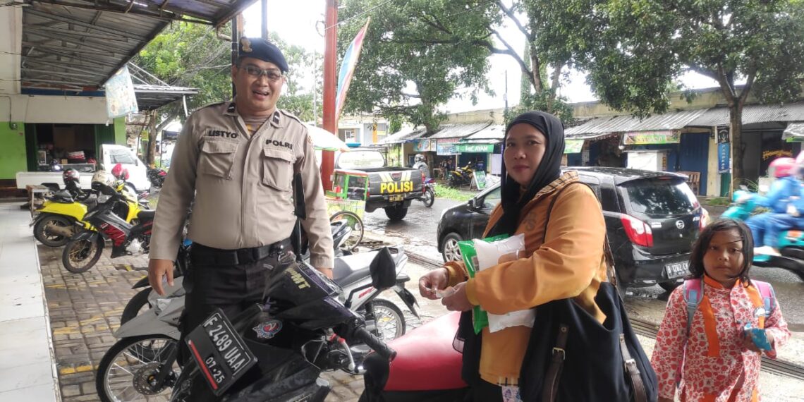 Lakukan Patroli Dialogis di sejumlah Mini arket yang Ada di wilayah hukumnya