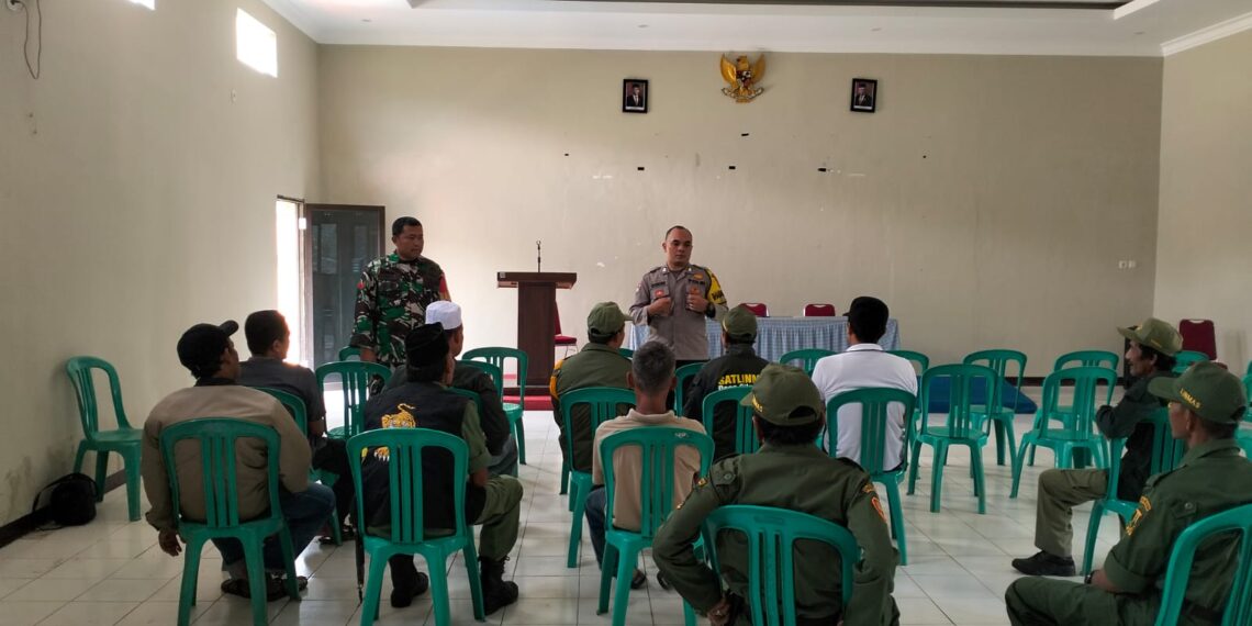 Bhabinkamtibmas Polsek Cireunghas Bersama Babinsa Berikan Pembinaan Dan Pelatihan Kepada Linmas