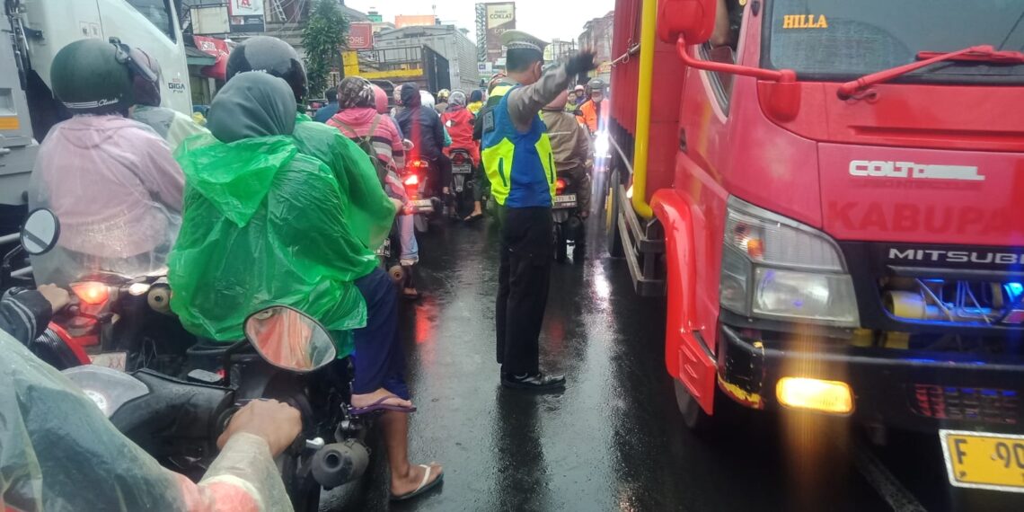Antisipasi Kemacetan Pagi, Polsek Sukalarang Laksanakan Gatur Lalin
