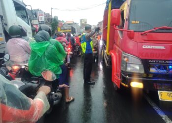 Antisipasi Kemacetan Pagi, Polsek Sukalarang Laksanakan Gatur Lalin