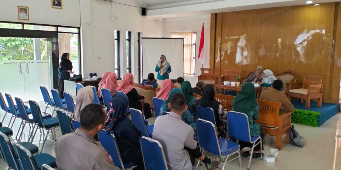 Bhabinkamtibmas Kelurahan Jayaraksa Laksanakan Giat Mengahadiri Lokakarya Mini Tribulan ke Puskesmas