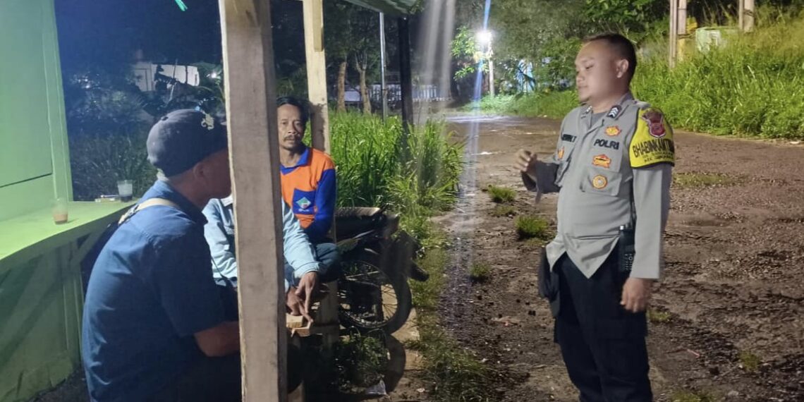 Bhabinkamtibmas Lakukan Dialogis dengan Beberapa Warga dan Memberikan Himbauan Kamtibmas
