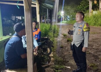 Bhabinkamtibmas Lakukan Dialogis dengan Beberapa Warga dan Memberikan Himbauan Kamtibmas