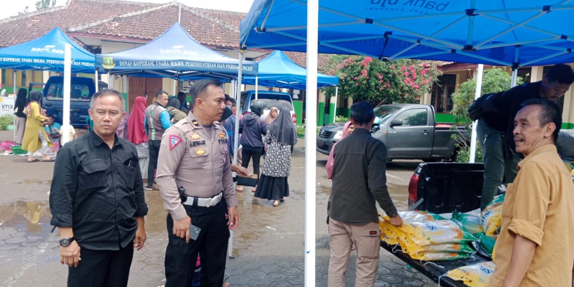 Pantau Bazar Murah, Polsek Baros Pastikan Berjalan Aman dan Lancar