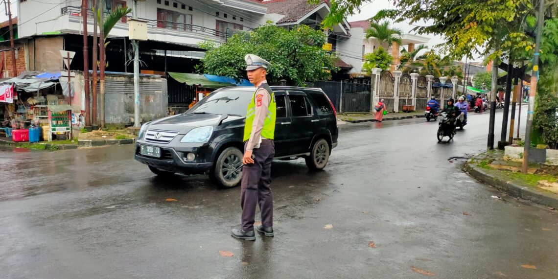 Guna Kelancaran Arus Lalu Lintas Unit Lantas Polsek Warudoyong Rutin Laksanakan Penjagaan Pengaturan (Gatur) Lalu Lintas Pagi Hari
