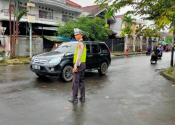 Guna Kelancaran Arus Lalu Lintas Unit Lantas Polsek Warudoyong Rutin Laksanakan Penjagaan Pengaturan (Gatur) Lalu Lintas Pagi Hari