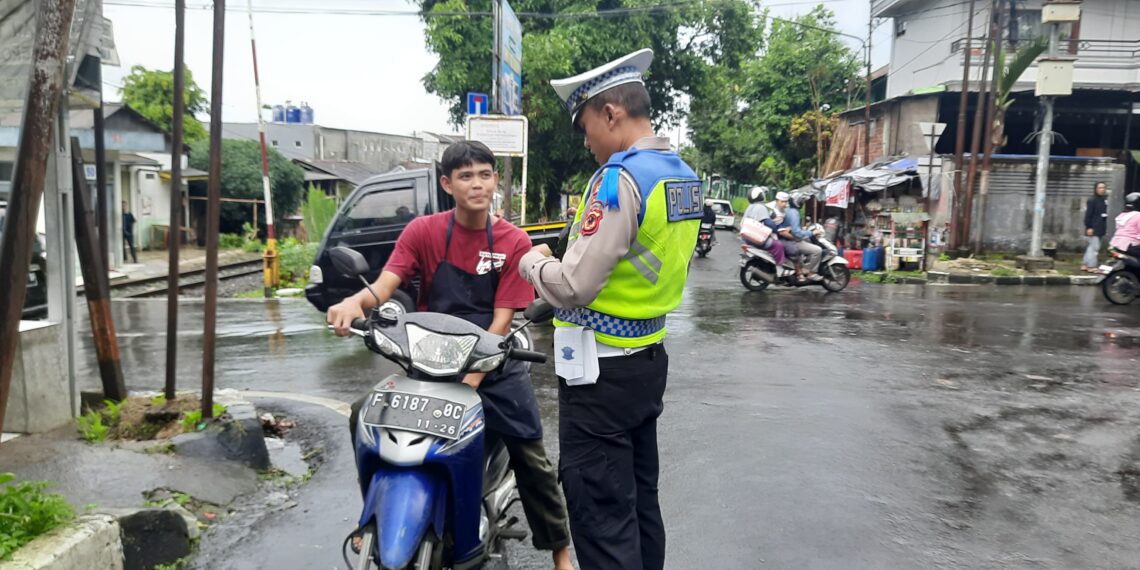 Unit Lantas Polsek Warudoyong Berikan Teguran Humanis untuk Keselamatan kepada Pengendara yang Melanggar Peraturan Lalu Lintas